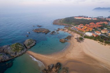 İspanya 'nın kuzeyindeki Noja' daki İspanyol kıyılarının havadan görünüşü