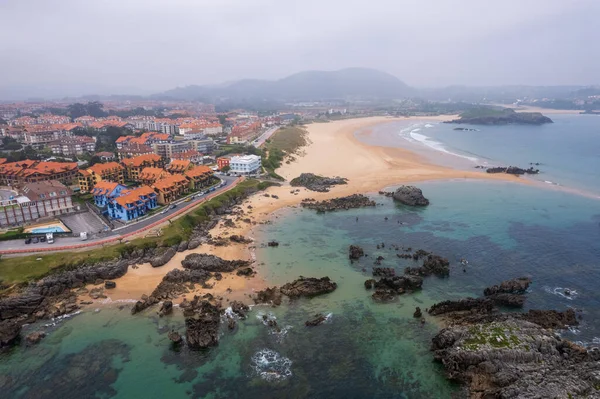 İspanya 'nın kuzeyindeki Noja' daki İspanyol kıyılarının havadan görünüşü