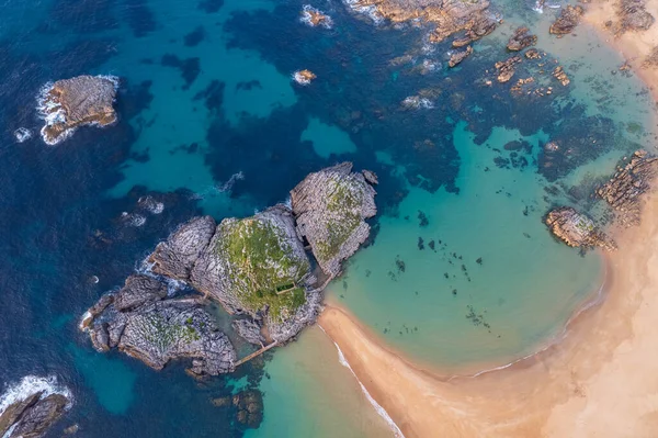 İspanya 'nın kuzeyindeki Noja' daki İspanyol kıyılarının havadan görünüşü