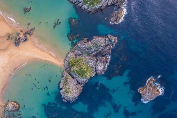 İspanya 'nın kuzeyindeki Noja' daki İspanyol kıyılarının havadan görünüşü