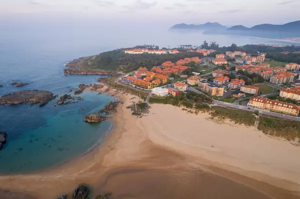 İspanya 'nın kuzeyindeki Noja' daki İspanyol kıyılarının havadan görünüşü