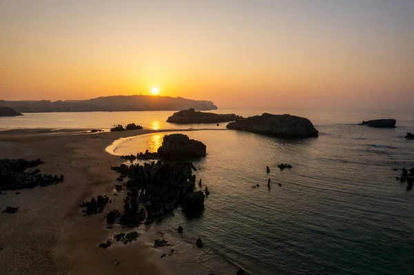 İspanya 'nın kuzeyindeki Noja' daki İspanyol kıyılarının havadan görünüşü