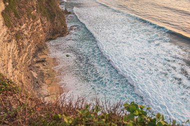 Bali adasındaki Uluwatu 'da uçurumda gün batımı