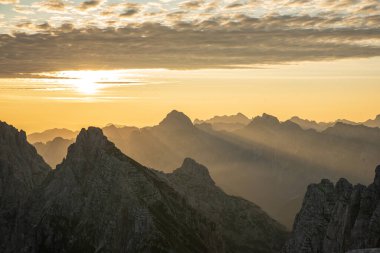 Julian Alpleri 'nin İtalyanca bölümünde Foronon del Buinz' in tepesinden görüntüle