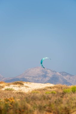 Yunanistan 'ın Kos adasındaki Marmari köyünde sahilden uçurtma manzarası