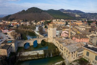 İtalya 'nın Marche bölgesindeki Fermignano kasabasının hava manzarası