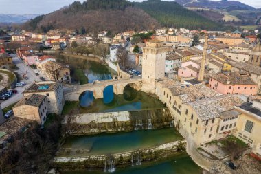 İtalya 'nın Marche bölgesindeki Fermignano kasabasının hava manzarası