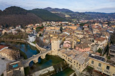 İtalya 'nın Marche bölgesindeki Fermignano kasabasının hava manzarası