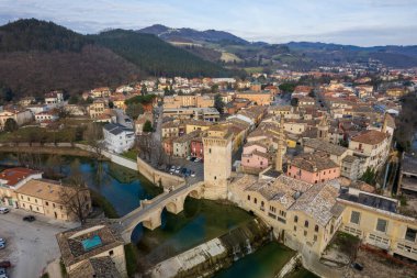 İtalya 'nın Marche bölgesindeki Fermignano kasabasının hava manzarası