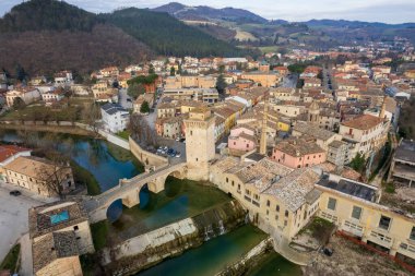 İtalya 'nın Marche bölgesindeki Fermignano kasabasının hava manzarası