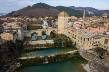 İtalya 'nın Marche bölgesindeki Fermignano kasabasının hava manzarası