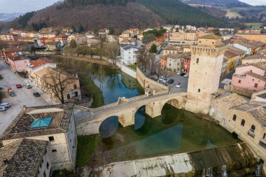 İtalya 'nın Marche bölgesindeki Fermignano kasabasının hava manzarası