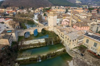 İtalya 'nın Marche bölgesindeki Fermignano kasabasının hava manzarası