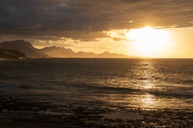 La Pared 'deki Fuerteventura sahilinin gün batımı manzarası