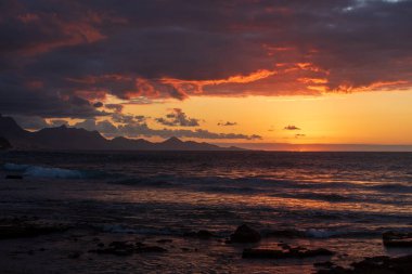 La Pared 'deki Fuerteventura sahilinin gün batımı manzarası