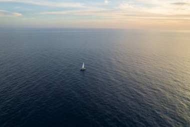 Atlantik Okyanusu 'ndaki yelkenlinin havadan görünüşü