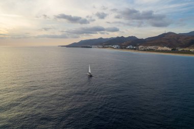 Atlantik Okyanusu 'ndaki yelkenlinin havadan görünüşü