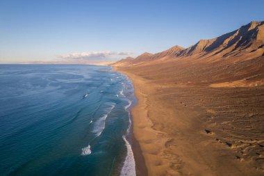 Fuerteventura 'daki Coffee plajının hava manzarası.
