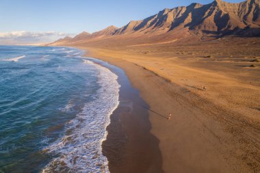 Fuerteventura 'daki Coffee plajının hava manzarası.