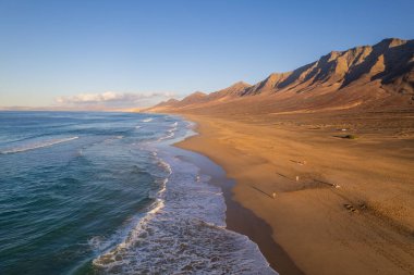Fuerteventura 'daki Coffee plajının hava manzarası.