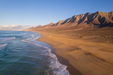 Fuerteventura 'daki Coffee plajının hava manzarası.