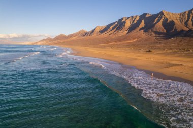 Fuerteventura 'daki Coffee plajının hava manzarası.