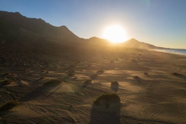 Fuerteventura 'daki Coffee plajının hava manzarası.