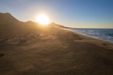 Fuerteventura 'daki Coffee plajının hava manzarası.