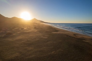 Fuerteventura 'daki Coffee plajının hava manzarası.
