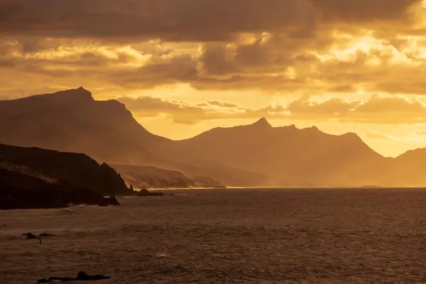 La Pared 'deki Fuerteventura sahilinin gün batımı manzarası