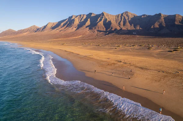 Fuerteventura 'daki Coffee plajının hava manzarası.