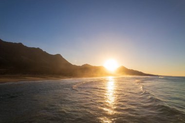 Fuerteventura 'daki Coffee plajının hava manzarası.