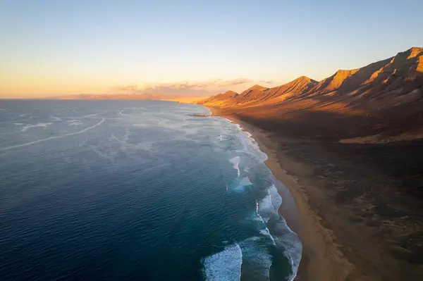 Fuerteventura 'daki Coffee plajının hava manzarası.