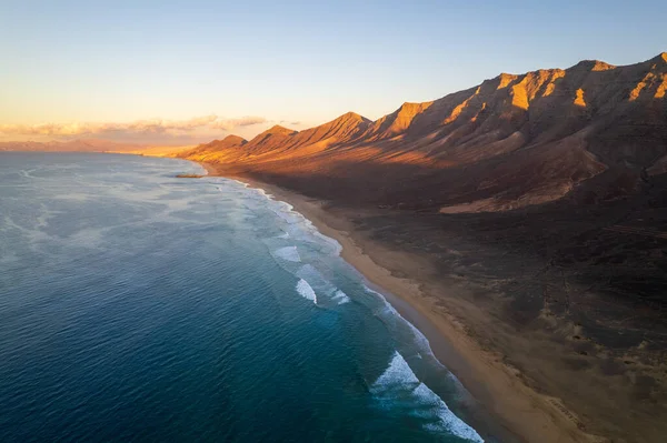 Fuerteventura 'daki Coffee plajının hava manzarası.