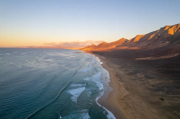 Fuerteventura 'daki Coffee plajının hava manzarası.
