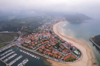 Kuzey İspanya 'daki Ribadesella' nın hava manzarası
