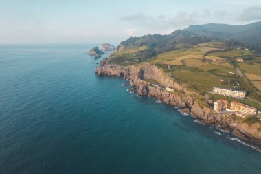 Bakio 'da Kuzey İspanya kıyılarının havadan görünüşü