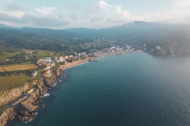Bakio 'da Kuzey İspanya kıyılarının havadan görünüşü