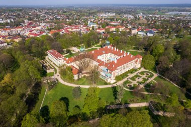 Lancut kasabasındaki kalenin havadan görünüşü