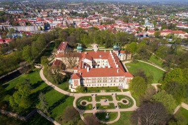 Lancut kasabasındaki kalenin havadan görünüşü