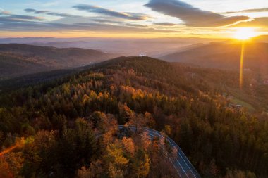 Polonya 'nın Szklarska Poreba kentindeki sonbahar orman yolunun hava manzarası