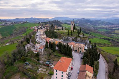 İtalya 'nın Marche bölgesindeki Peglio' nun hava görüntüsü