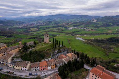 İtalya 'nın Marche bölgesindeki Peglio' nun hava görüntüsü