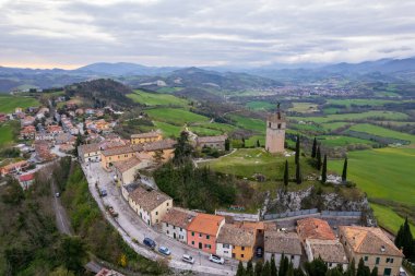 İtalya 'nın Marche bölgesindeki Peglio' nun hava görüntüsü