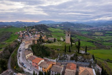 İtalya 'nın Marche bölgesindeki Peglio' nun hava görüntüsü
