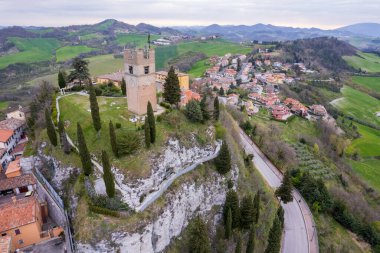 İtalya 'nın Marche bölgesindeki Peglio' nun hava görüntüsü
