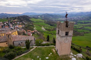 İtalya 'nın Marche bölgesindeki Peglio' nun hava görüntüsü