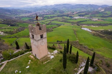 İtalya 'nın Marche bölgesindeki Peglio' nun hava görüntüsü