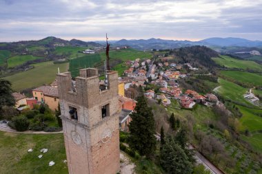 İtalya 'nın Marche bölgesindeki Peglio' nun hava görüntüsü