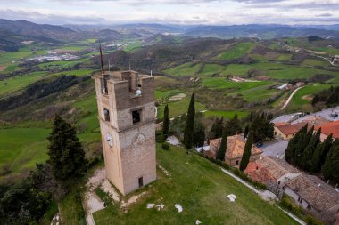 İtalya 'nın Marche bölgesindeki Peglio' nun hava görüntüsü